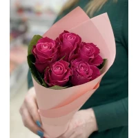 Bouquet of 5 crimson roses