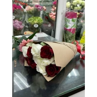 Қызыл және ақ аралас 9 раушан гүл шоғы